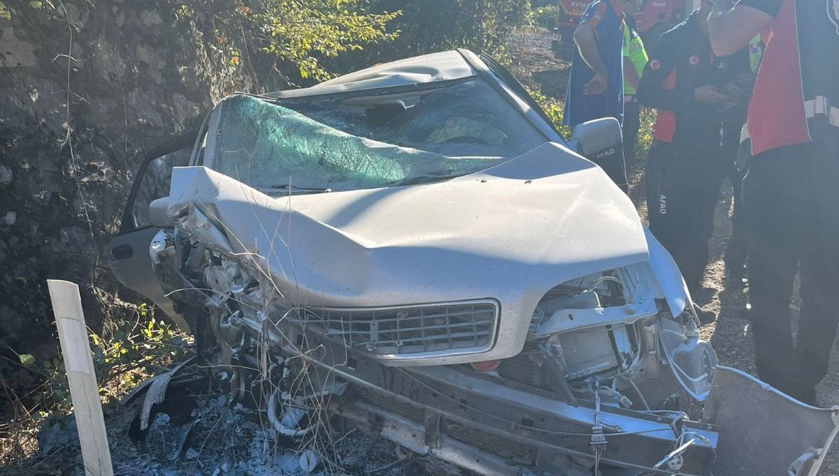 adiyamanda kontrolden cikan otomobil duvara carpti 2 yarali VqkA6U6Y