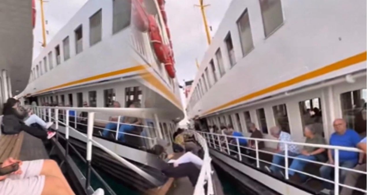 istanbul bogazinda korku dolu anlar vapurlar neredeyse ic ice girdi 79SC24NZ