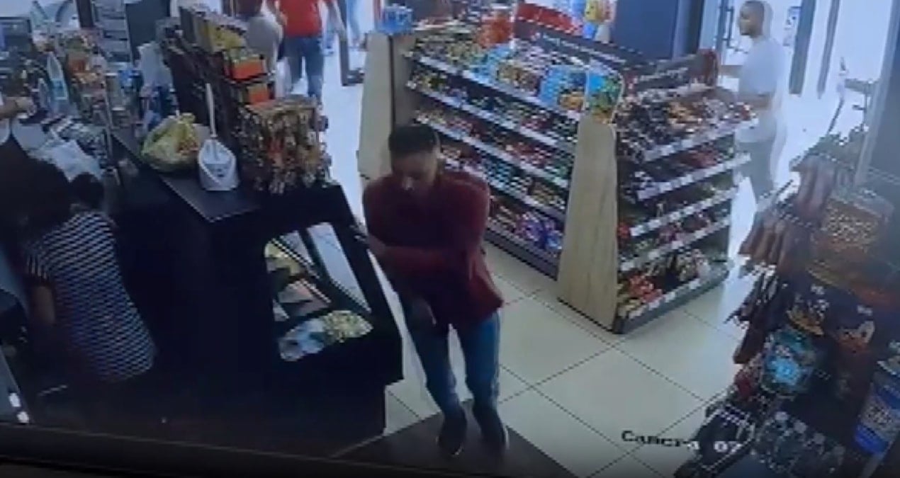 eski esinin yaninda gordu akaryakit istasyonunda dehset sacti o anlar kamerada W7CTPmgq