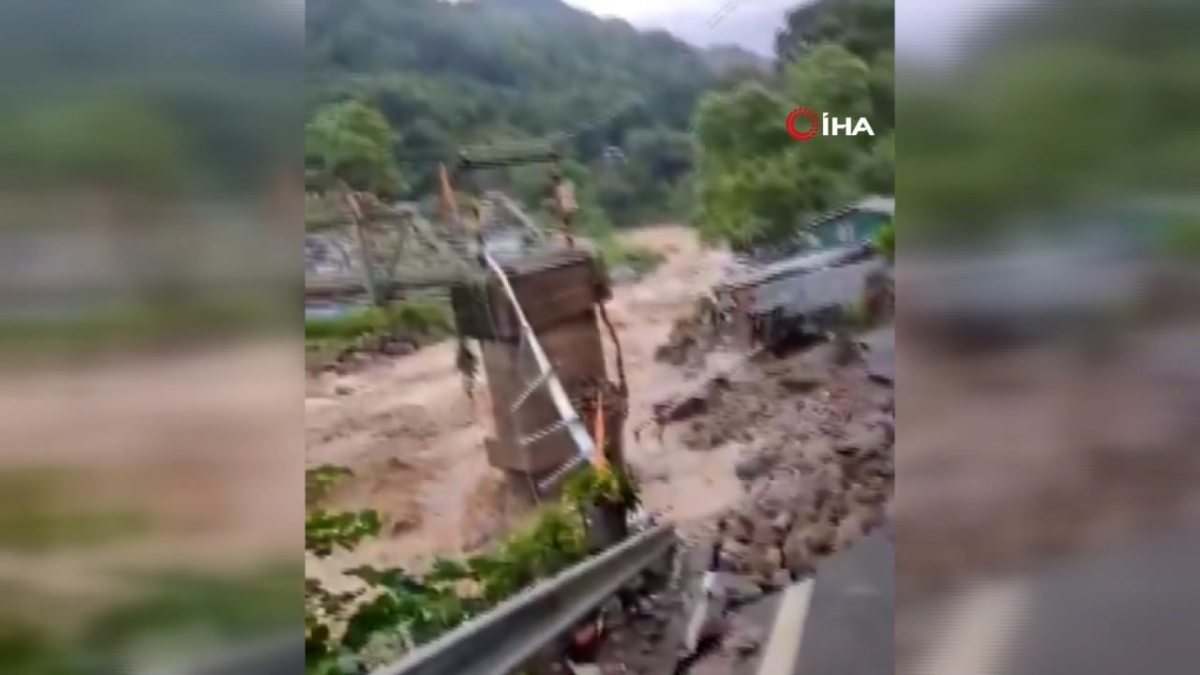 hindistanda siddetli yagislar 18 can aldi Pte2dvt5