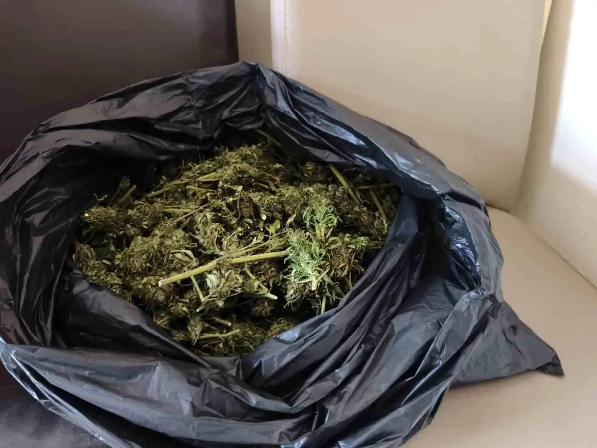 inegolde jandarma uyusturucu operasyonu 2 kilogram esrar ele gecirildi if6KceDP