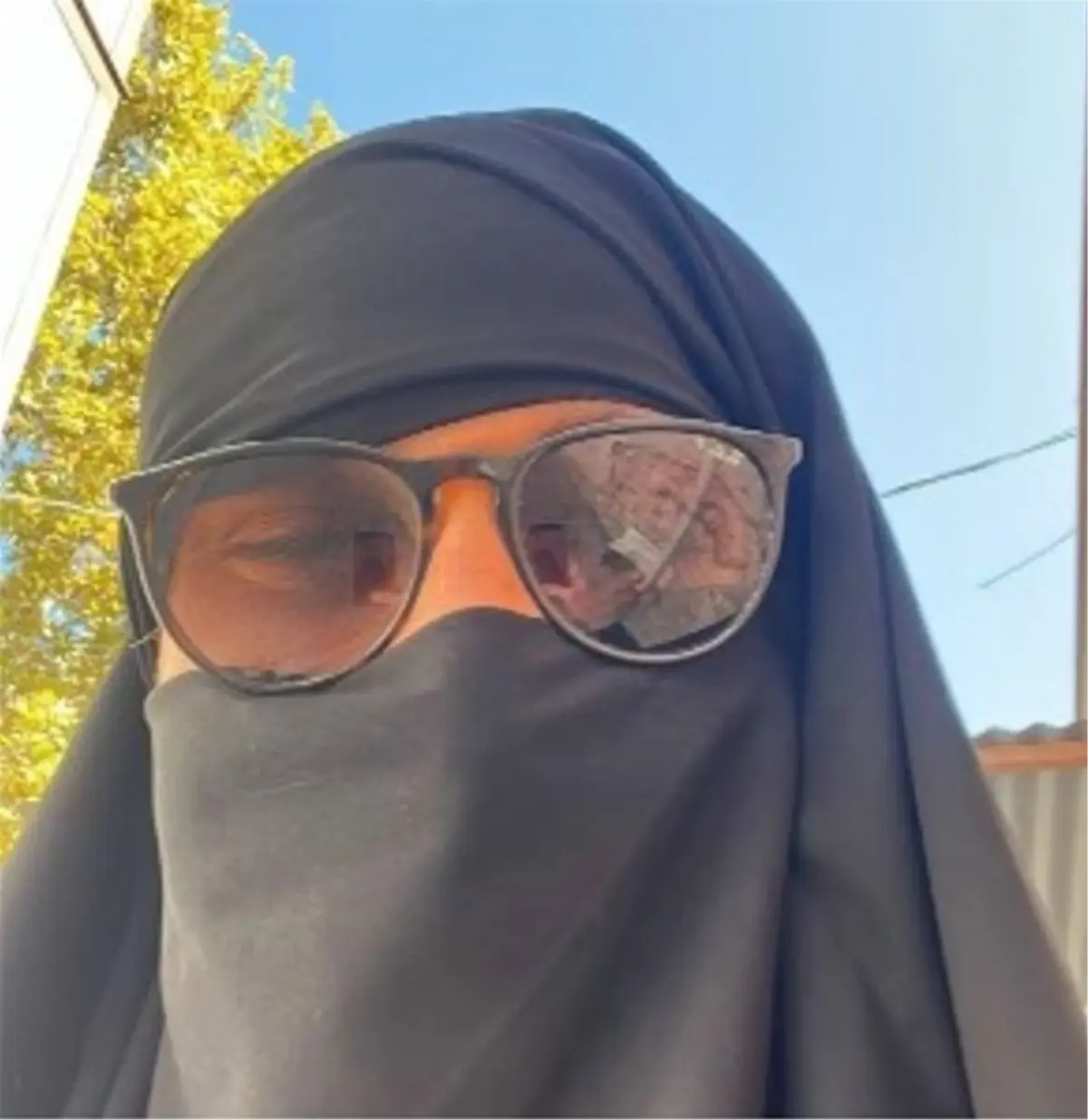 metroda siyah carsafla dolasan adam gozaltina alindi Jps7SF43.jpg