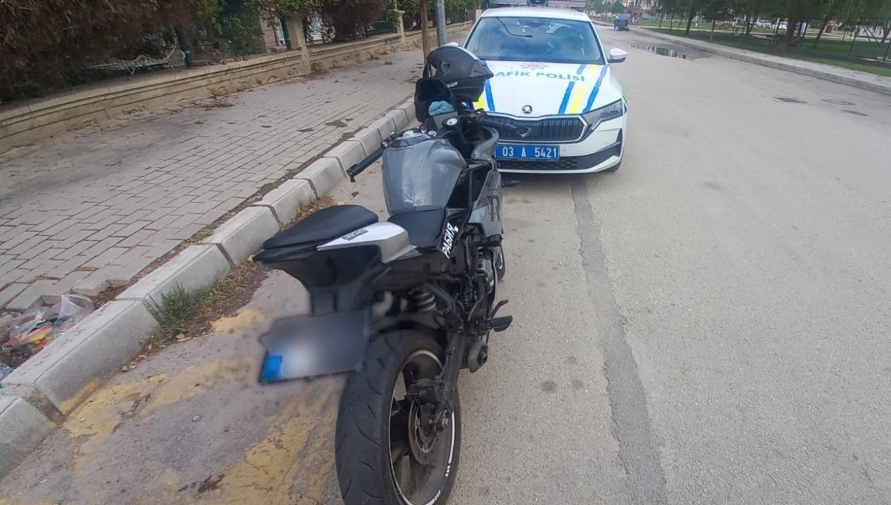 motosikletinin plakasini bantla degistiren surucu polise yakalandi zNGHdXpL