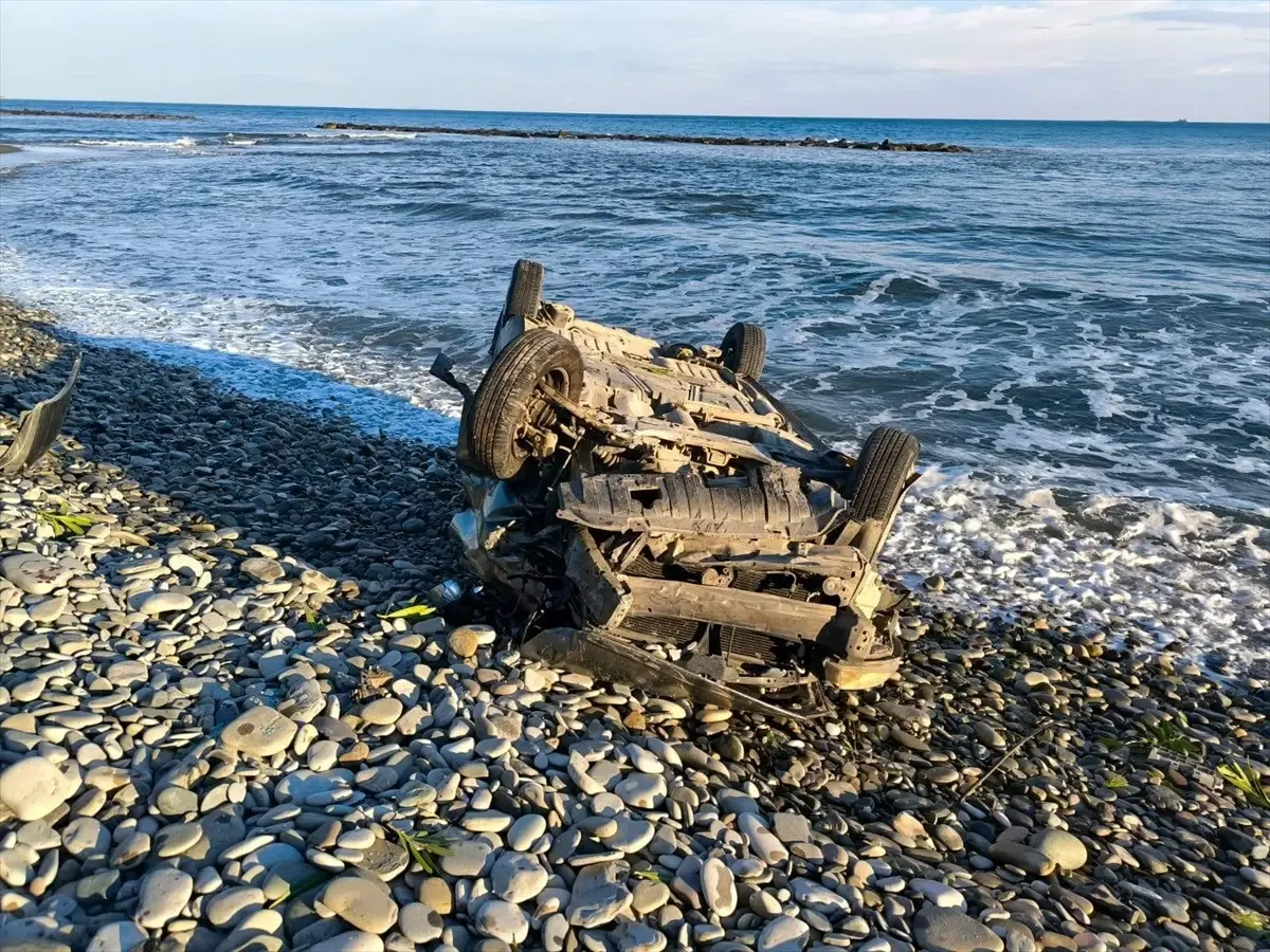 samsunda otomobilin deniz kenarina devrilmesi surucu yaralandi 4rrJIPnr