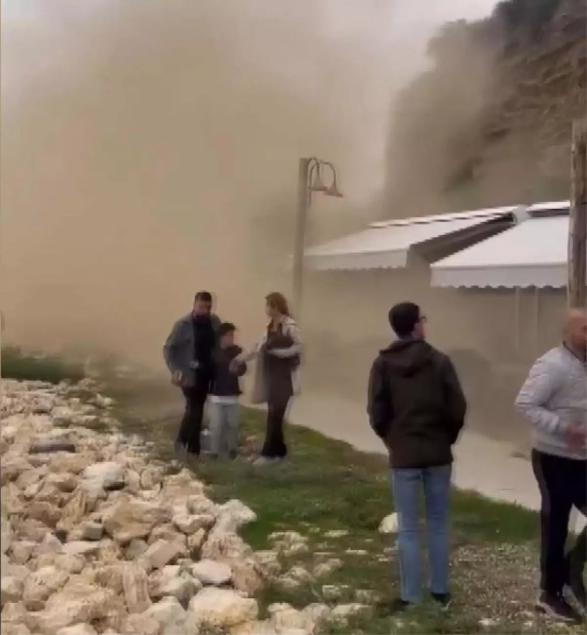 silivride toprak kaymasi kaya parcalari cay bahcesine dustu 9IsRisuy