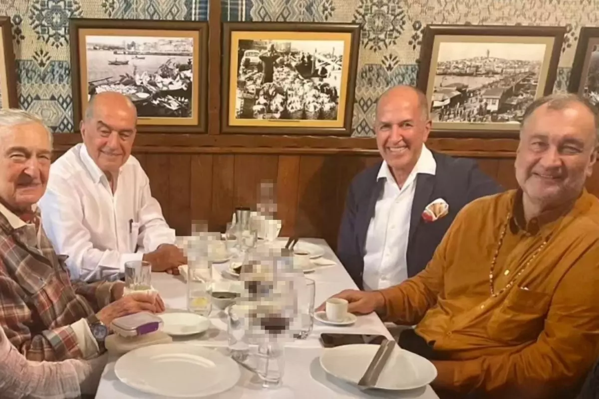 murat ulker ve rahmi kocun mutevazi aksam yemegi masadaki detay dikkatlerden kacmadi tTnM7rF5.jpg