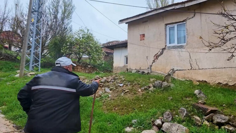 kirikkalede-heyelan-9-yapi-zarar-gordu-bir-ev-tahliye-edildi-iNYdNPwJ