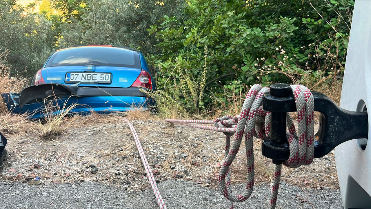 Ucurumun kenarinda can pazari sarampolde asili kalan araci beton mikseriyle hayata bagladilar cufKtbmd